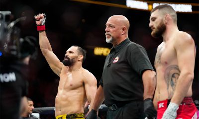 Michel Pereira levanta o braço e celebra sua vitória por finalização no UFC 299