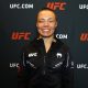 Rose Namajunas posa para fotos após ser entrevistada pela reportagem da Ag Fight