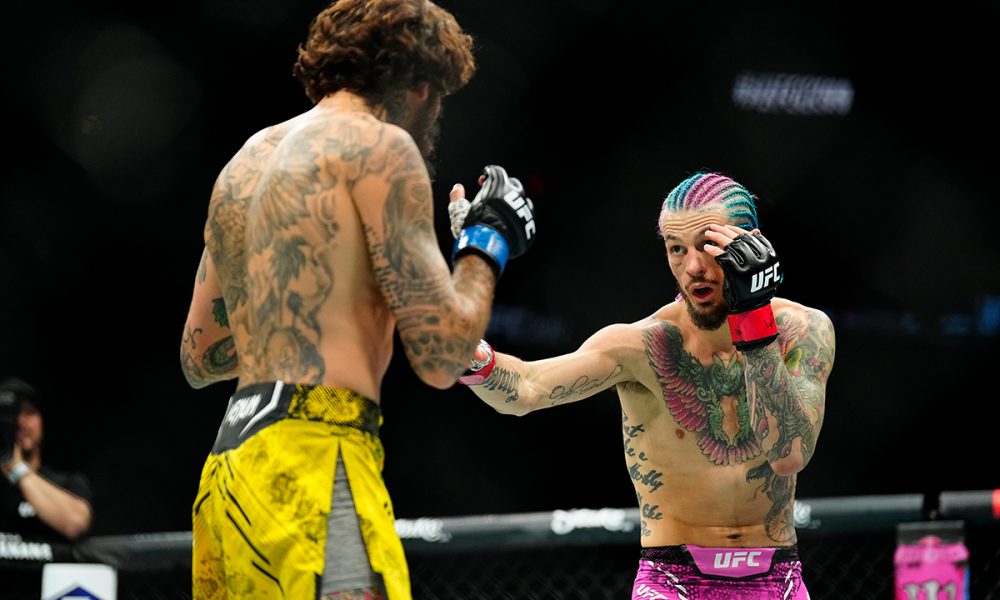 Sean O'Malley encara Marlon Chito Vera no octógono do UFC 299