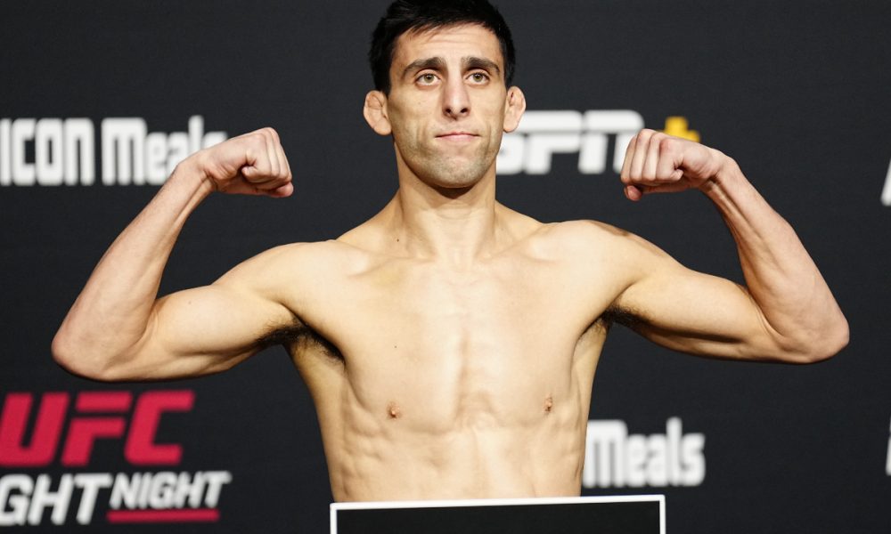 Steve Erceg passa pela balança na pesagem do UFC Vegas 89