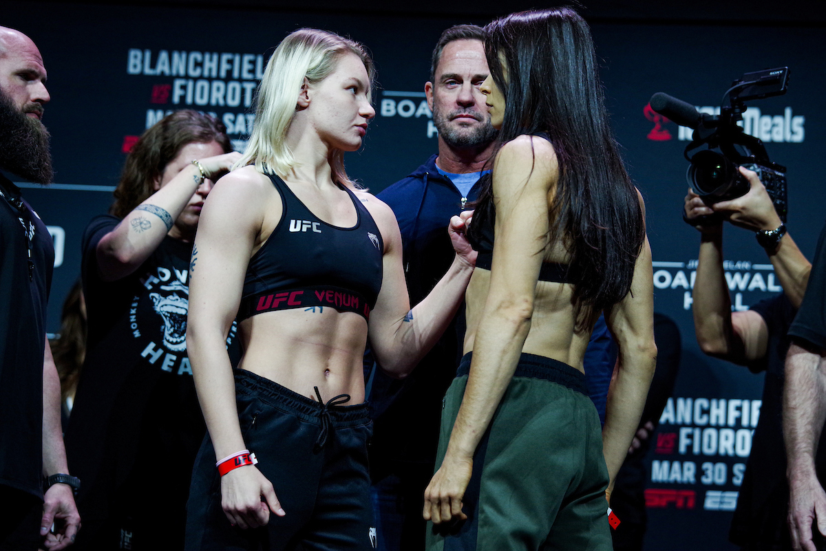 Dudakova e Gatto ficam frente a frente na pesagem cerimonial do UFC Atlantic City