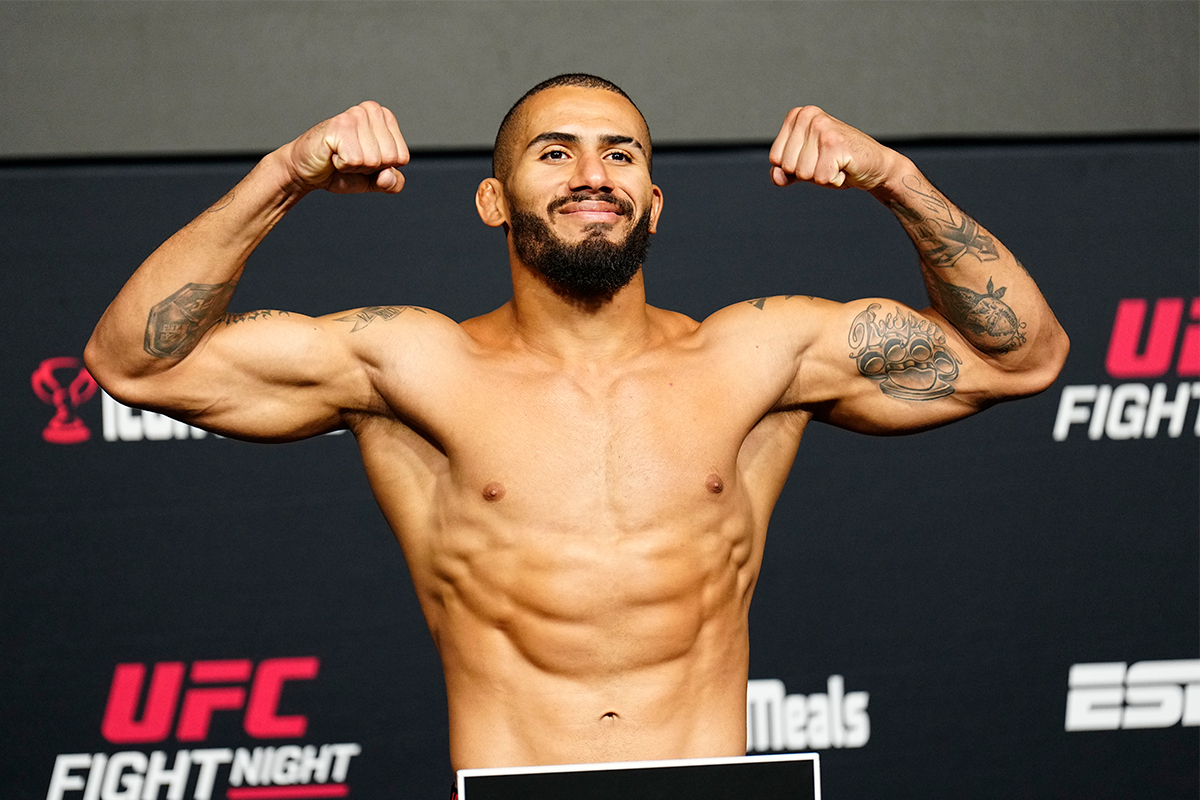 Vitor Petrino posa para fotos após se pesar para o card do UFC Vegas 87