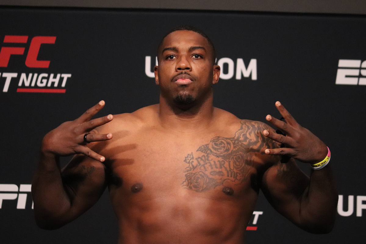 Walt Harris posa para foto após passar por pesagem do UFC
