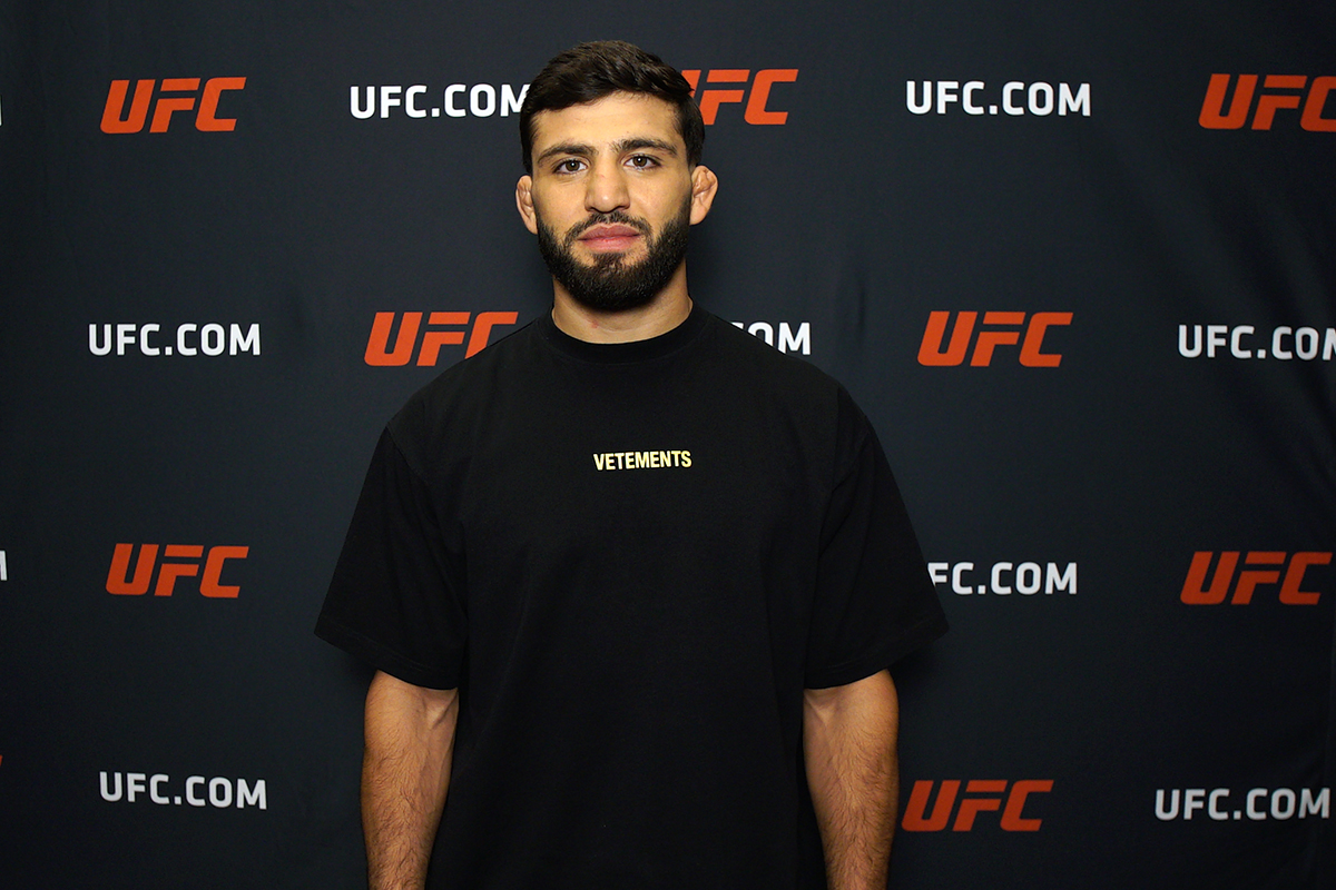 Arman Tsarukyan posa para fotos após sua entrevista para a Ag Fight no UFC Apex