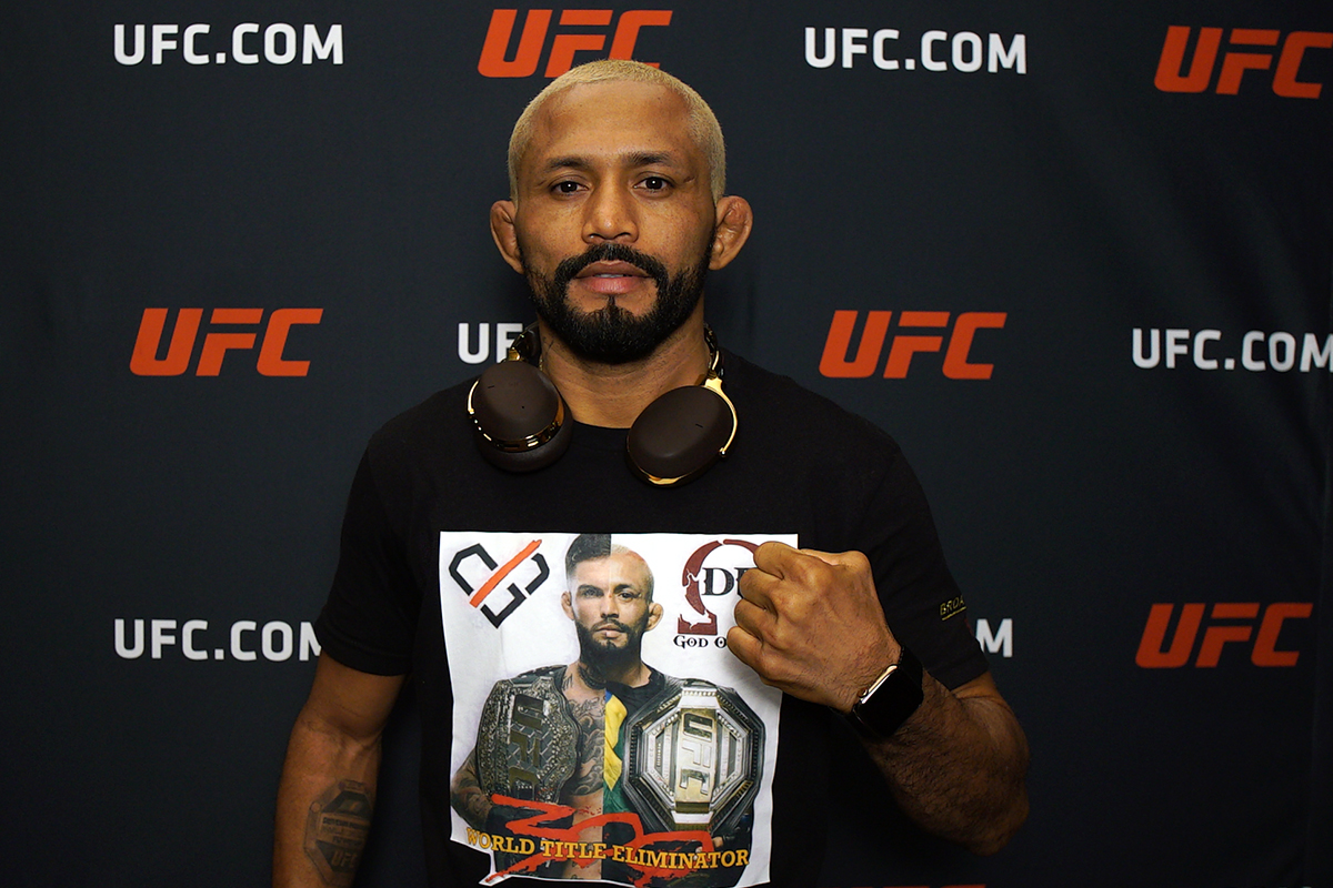 Deiveson Figueiredo posa para fotos após sua entrevista para a Ag Fight no UFC Apex