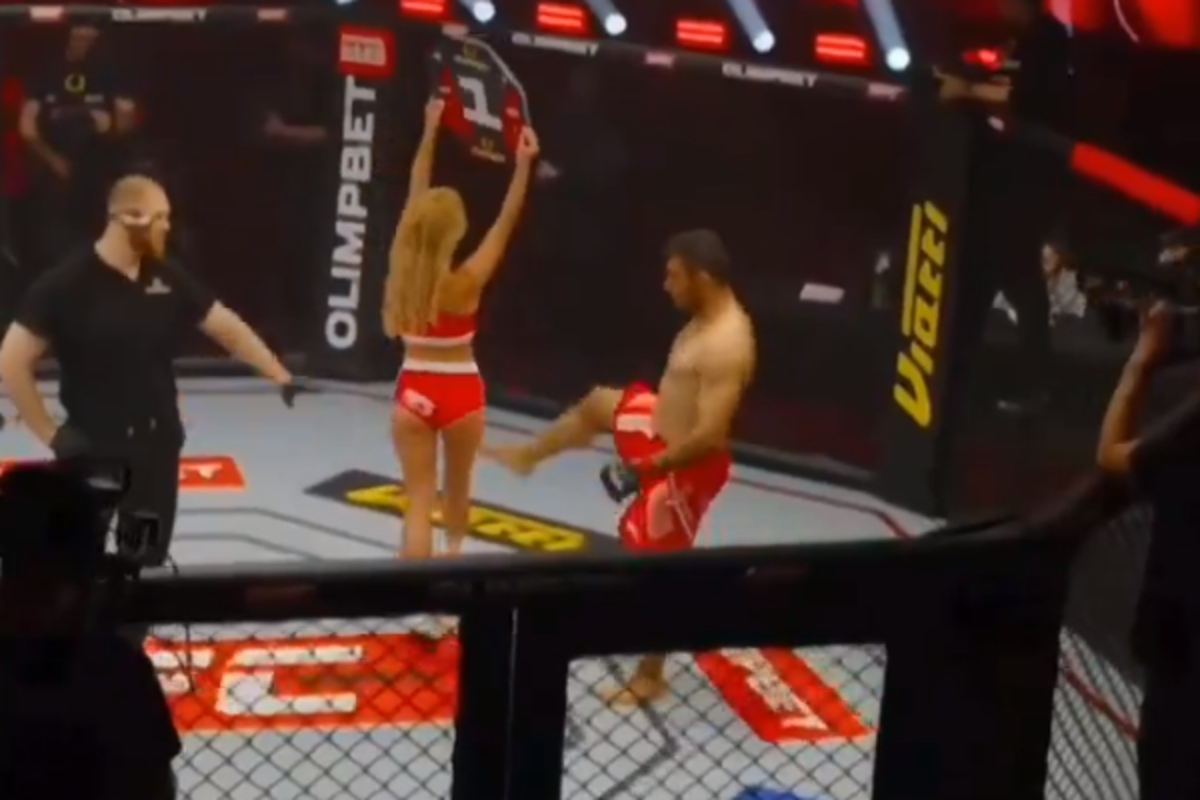 Lutador iraniano chuta ring girl em evento russo de MMA.