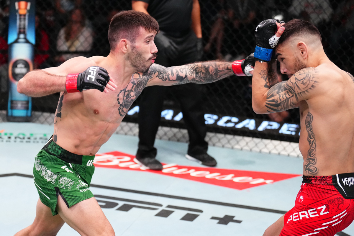 Matheus Nicolau (à esquerda) foi nocauteado por Alex Perez no UFC Vegas 91.