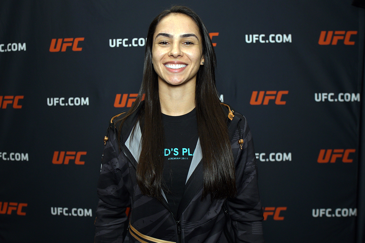 Ariane Lipski posa para fotos após ser entrevistada pela reportagem da Ag Fight