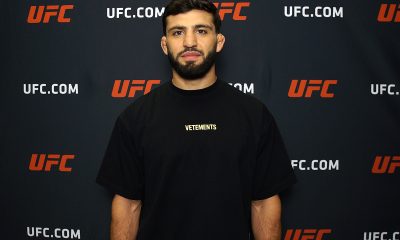Arman Tsarukyan posa para fotos após sua entrevista para a Ag Fight no UFC Apex