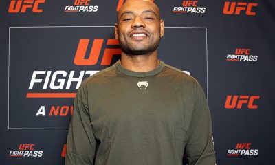 Cesar Almeida posa para fotos após ser entrevistado pela reportagem da Ag Fight