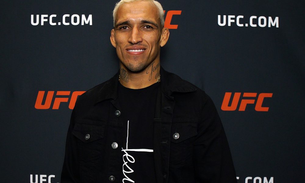 Charles do Bronx posa para fotos após sua entrevista para a Ag Fight no UFC Apex