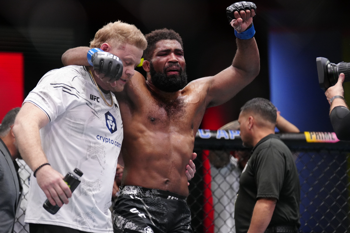 Chris Curtis com semblante de dor após o UFC Vegas 90