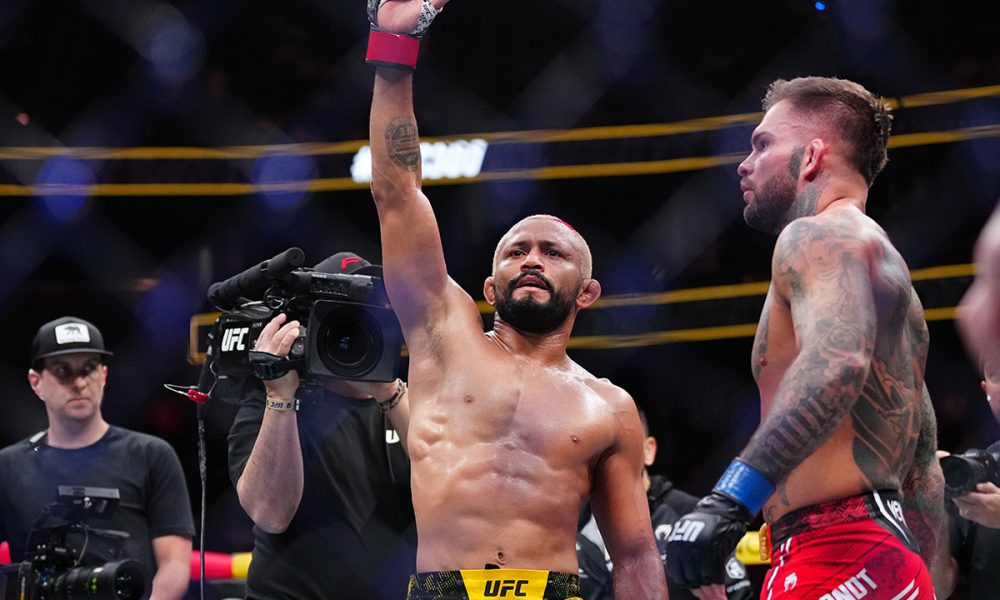 Deiveson Figueiredo ergue o braço após ser declarado vencedor de sua luta no UFC 300