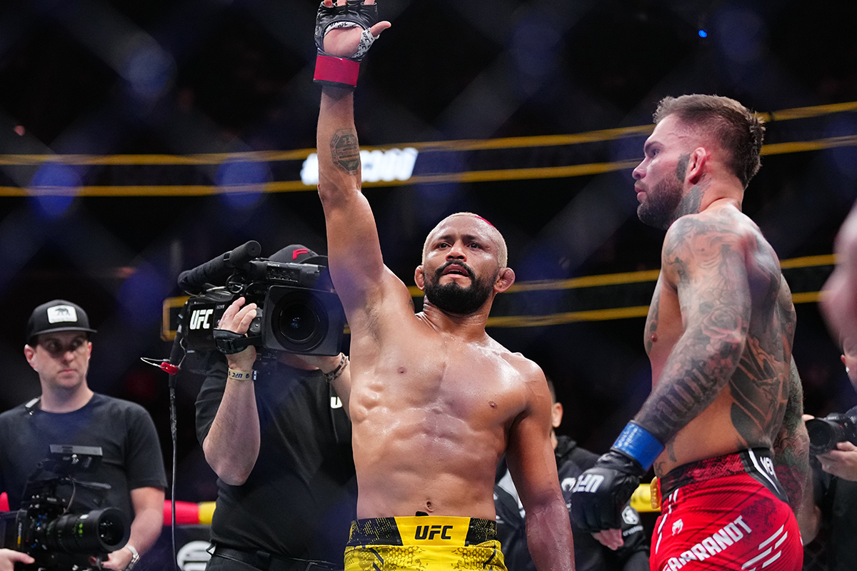 Deiveson Figueiredo ergue o braço após ser declarado vencedor de sua luta no UFC 300