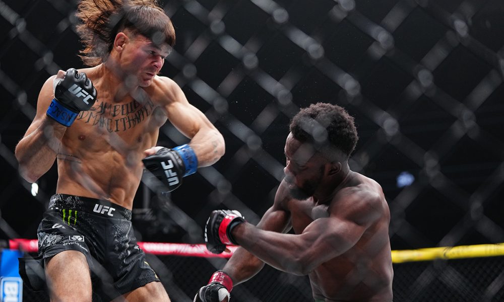 Diego Lopes derruba Sodiq Yusuff com um cruzado de esquerda no UFC 300