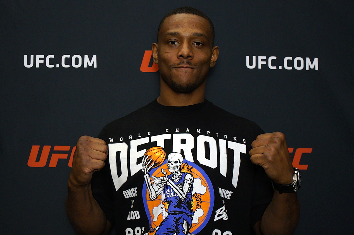 Jamahal Hill posa para fotos após sua entrevista para a Ag Fight no UFC Apex