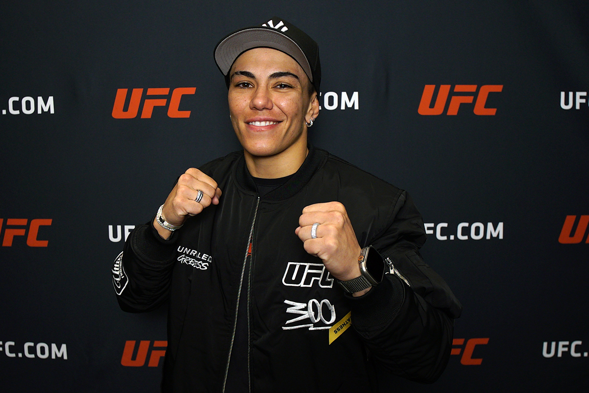 Jéssica Bate-Estaca posa para fotos após sua entrevista para a Ag Fight no UFC Apex
