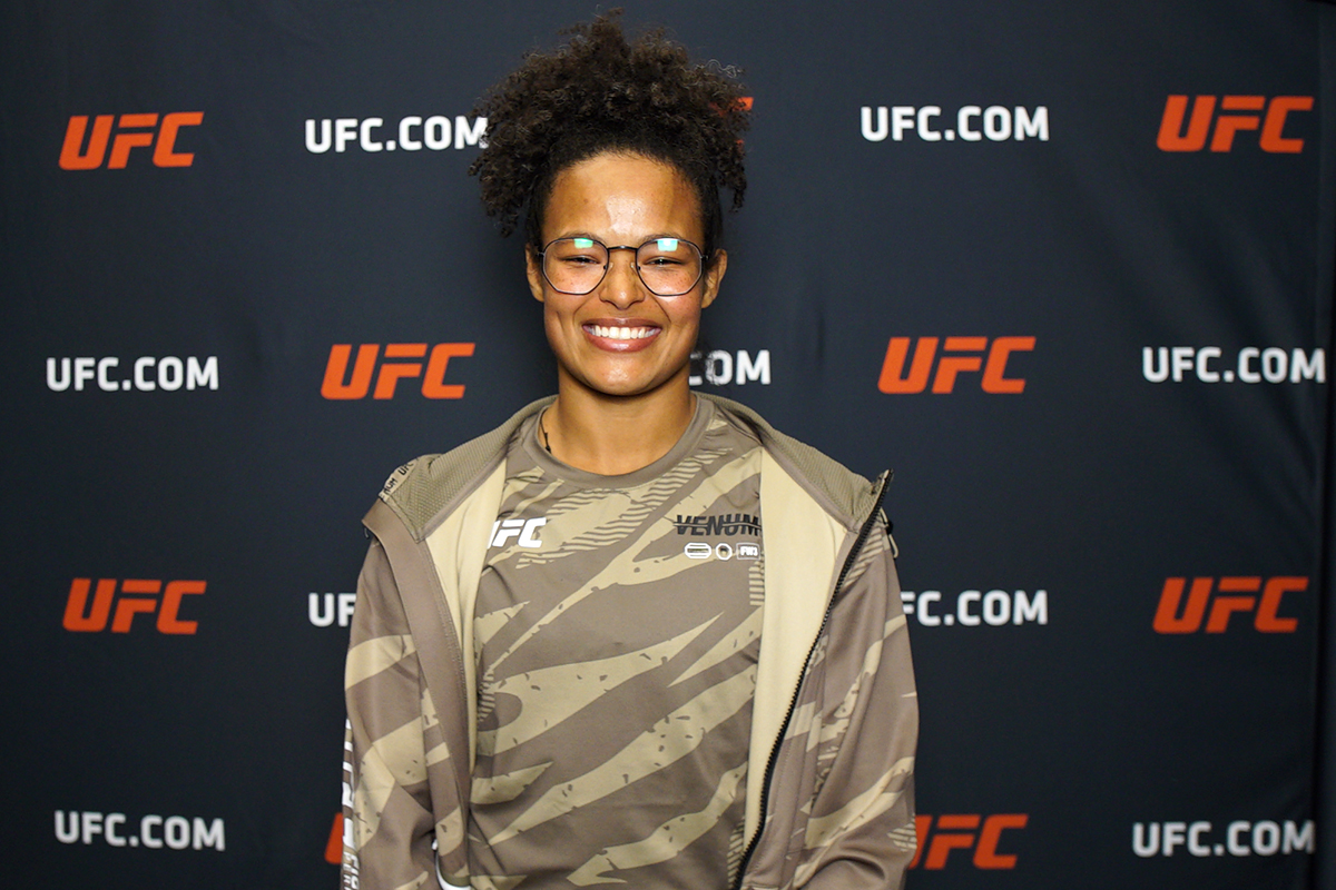 Karine Silva posa para fotos após ser entrevistada pela reportagem da Ag Fight