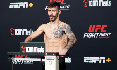 Matheus Nicolau posa para fotos após se pesar para a luta principal do UFC Vegas 91