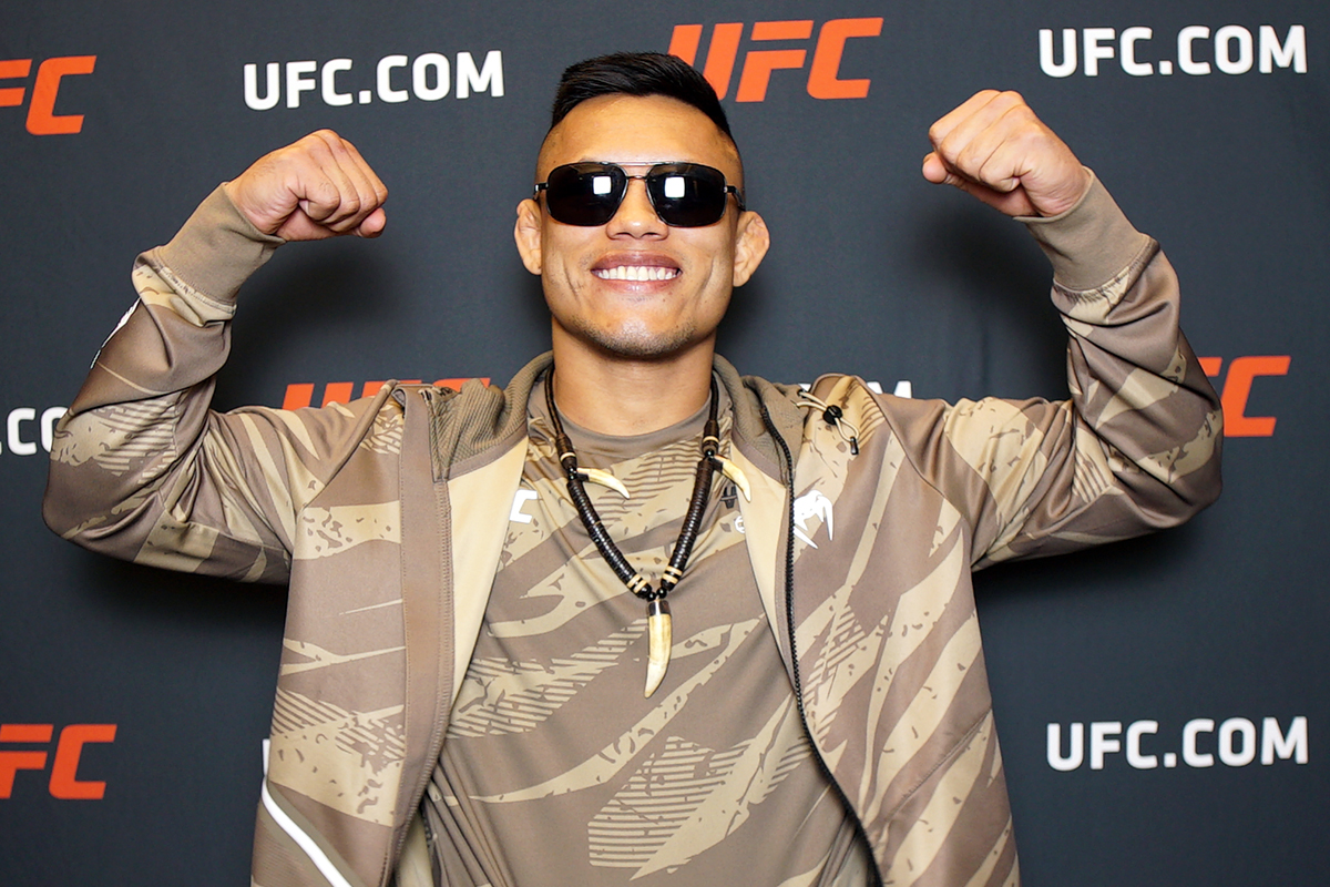 Kleydson Rodrigues posa para fotos no UFC Apex logo após ser entrevistado pela reportagem da Ag Fight