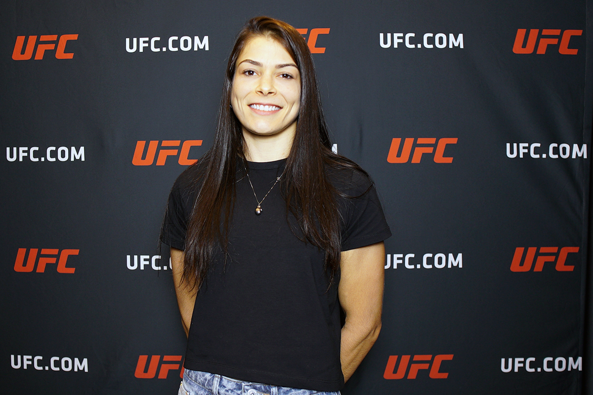 Melissa Gatto posa para fotos no UFC Apex logo após ser entrevistado pela reportagem da Ag Fight