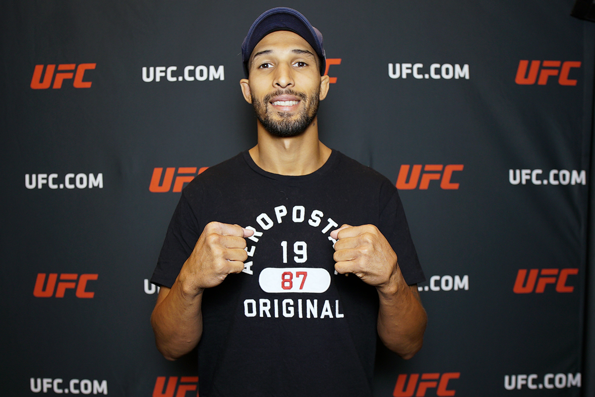 Vinicius Salvador posa para fotos no UFC Apex logo após ser entrevistado pela reportagem da Ag Fight