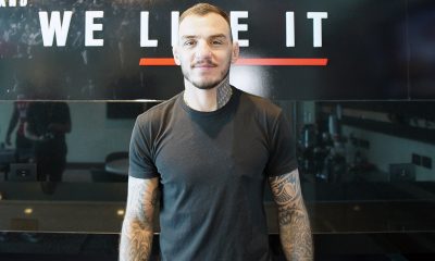 Renato Moicano posa para fotos no UFC PI logo após ser entrevistado pela reportagem da Ag Fight