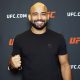 Warlley Alves posa para fotos no UFC Apex logo após ser entrevistado pela reportagem da Ag Fight