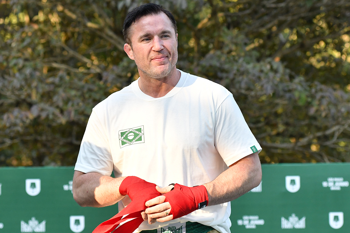 Chael Sonnen prepara a bandagem em suas mãos antes de fazer treino aberto no Parque Ibirapuera