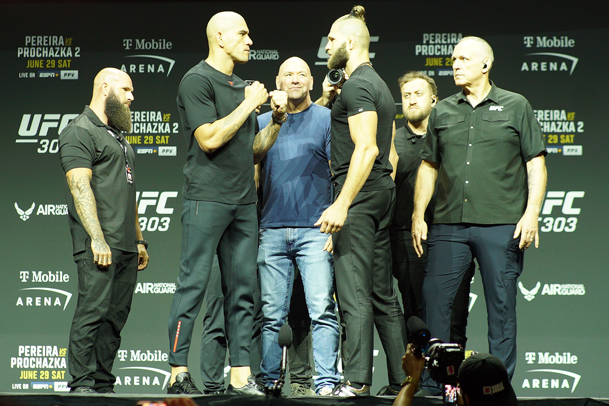 Alex Poatan e Jiri Prochazka se encaram logo após a coletiva de imprensa do UFC 303