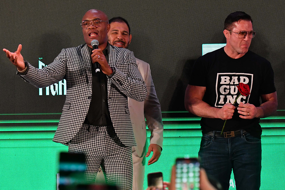 Anderson Silva e Chael Sonnen conversam com fãs durante encarada promocional para a luta de boxe entre eles