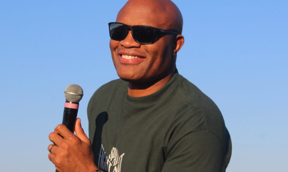 Anderson Silva posa para fotos pouco antes do treino aberto para sua luta de boxe
