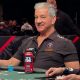Bruce Buffer sorri enquanto participa do WSOP