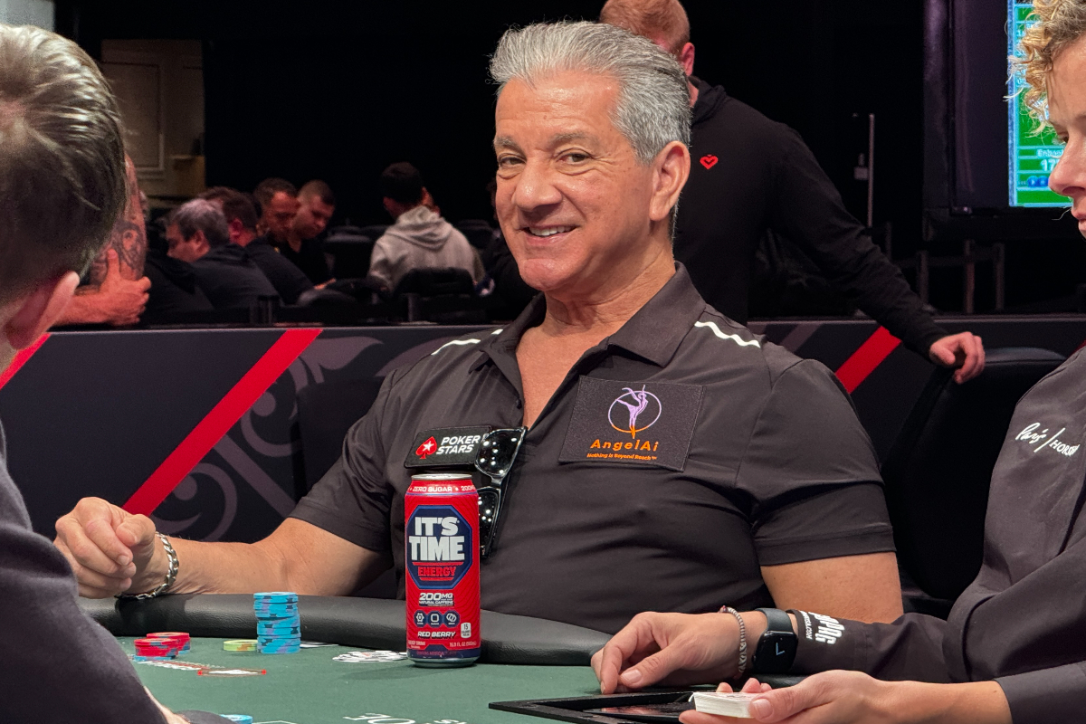 Bruce Buffer sorri enquanto participa do WSOP