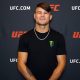Diego Lopes posa para fotos após dar entrevista para a reportagem da Ag Fight
