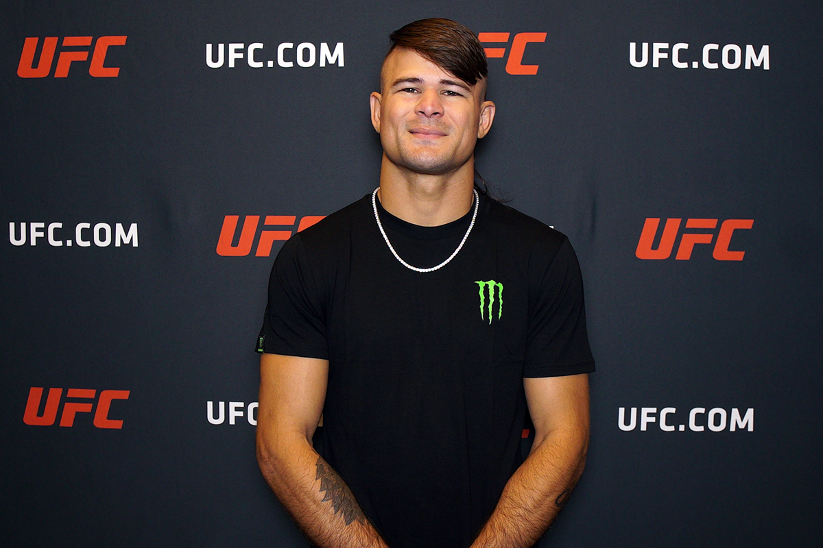 Diego Lopes posa para fotos após dar entrevista para a reportagem da Ag Fight