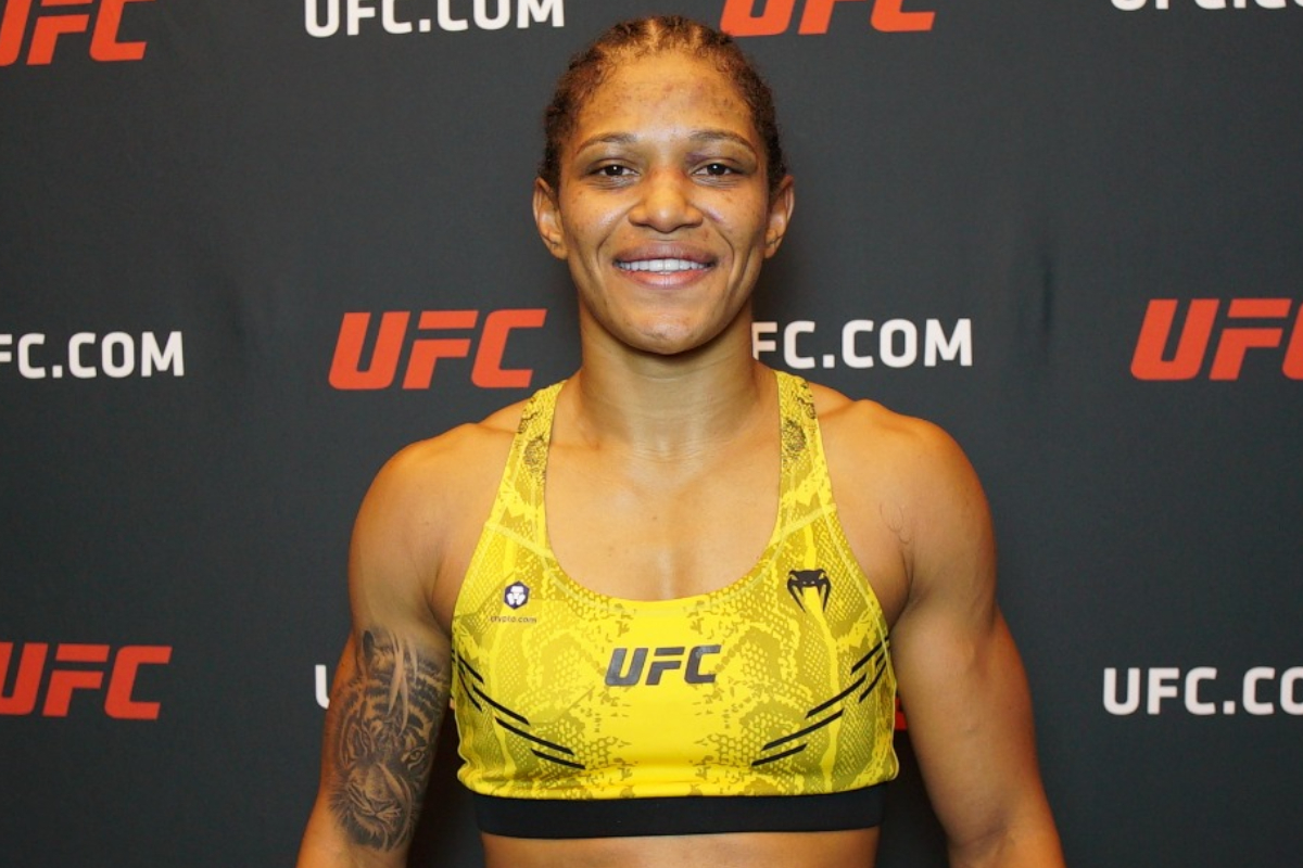 Gabriella Fernandes posa para foto após vencer no UFC Vegas 93