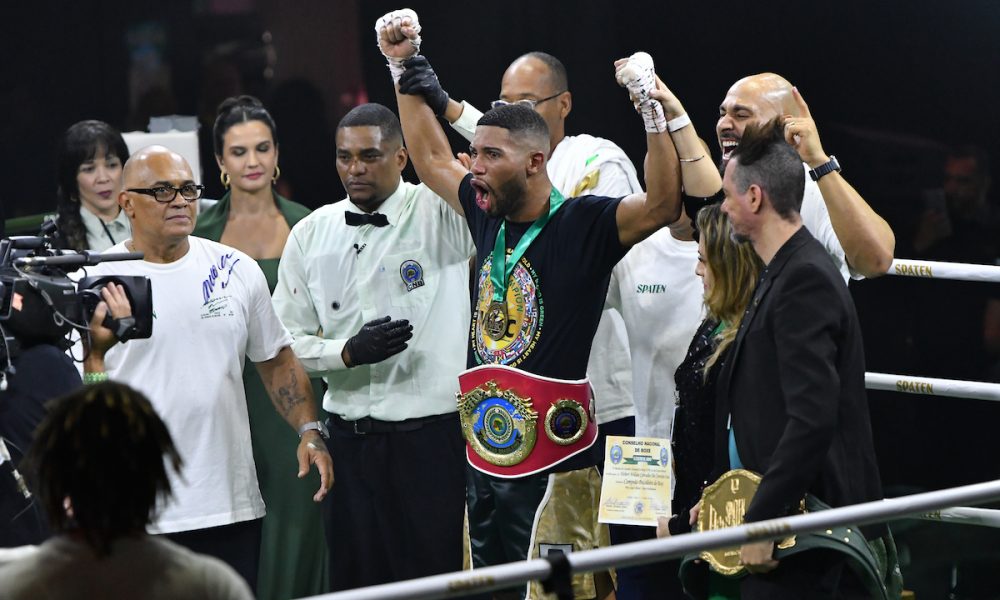 Hebert Conceição vibra após vencer Esquiva Falcão no Spaten Fight Night