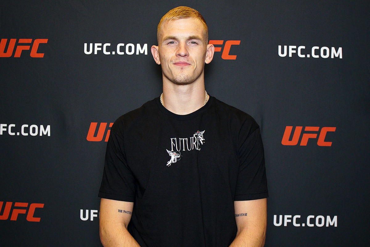 Ian Garry posa para fotos após dar entrevista para a reportagem da Ag Fight