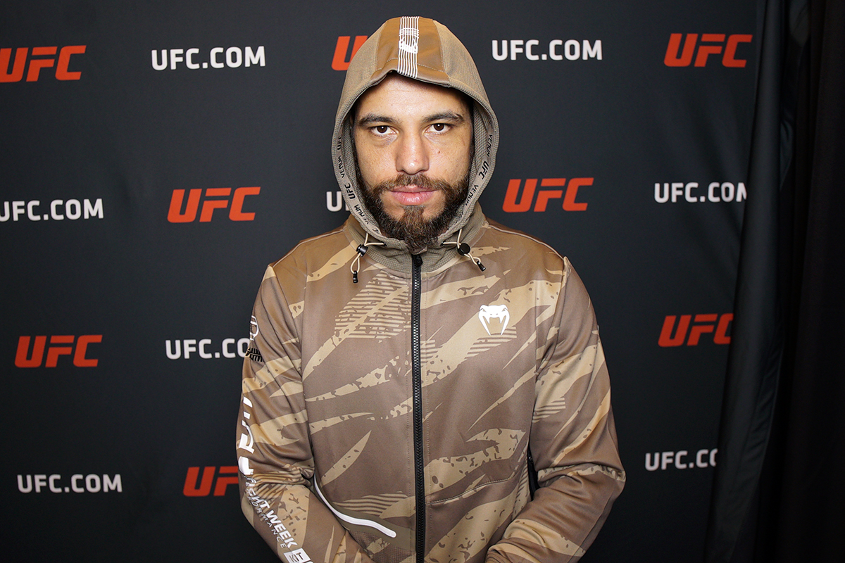 Jean Silva posa para fotos após dar entrevista para a reportagem da Ag Fight