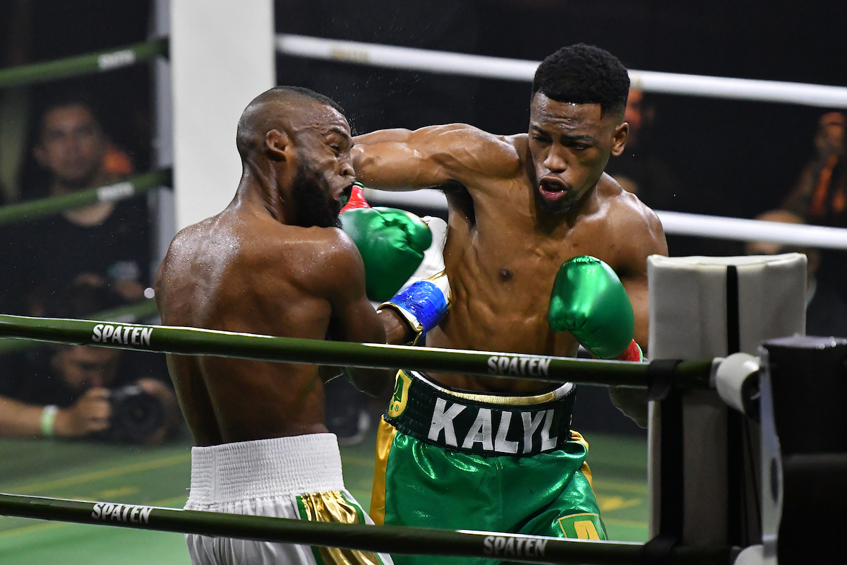 Kalyl Silva conecta soco limpo no rosto de Paulo Roberto