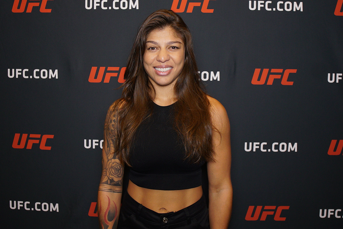 Mayra Sheetara posa para fotos após dar entrevista para a reportagem da Ag Fight