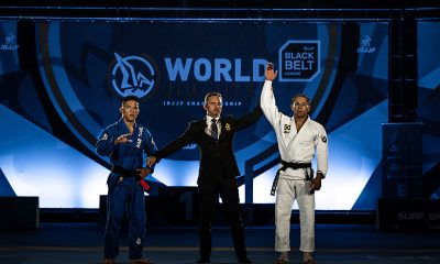 Árbitro levanta o braço de Mica Galvão após a vitória contra Andy Murasaki na final peso-çeve do Mundial de jiu-jitsu da IBJJF