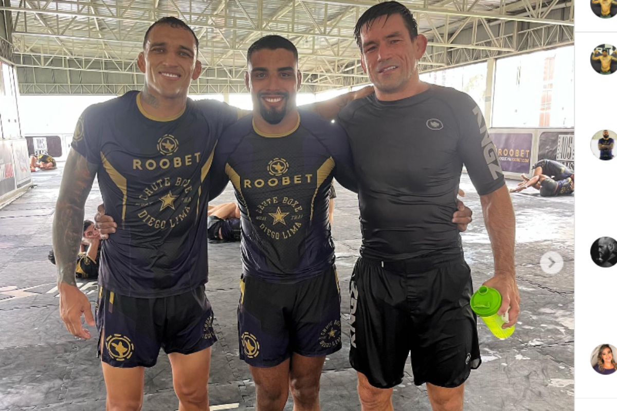 Matheus Terra entre Charles Do Bronx e Demian Maia.