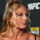 Kayla Harrison conversa com a imprensa durante o Hall da Fama do UFC em 2024