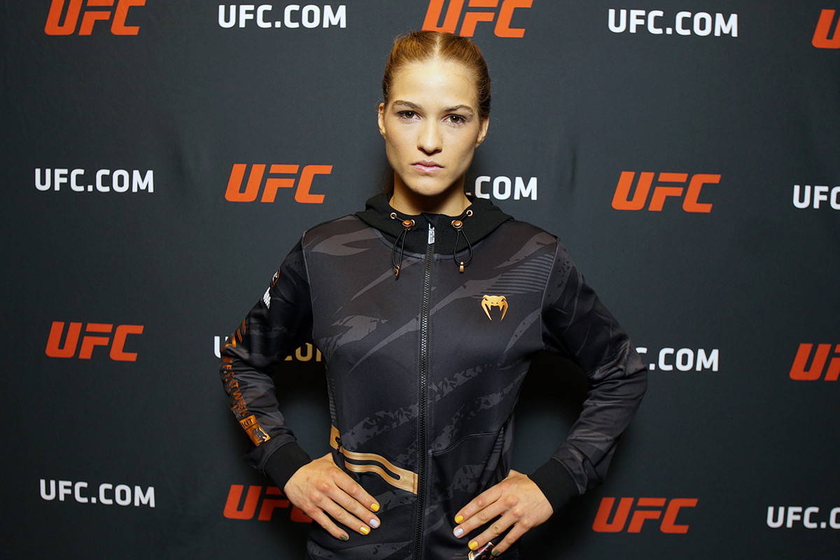 Stephanie Rondinha posa para fotos após dar entrevista para a reportagem da Ag Fight