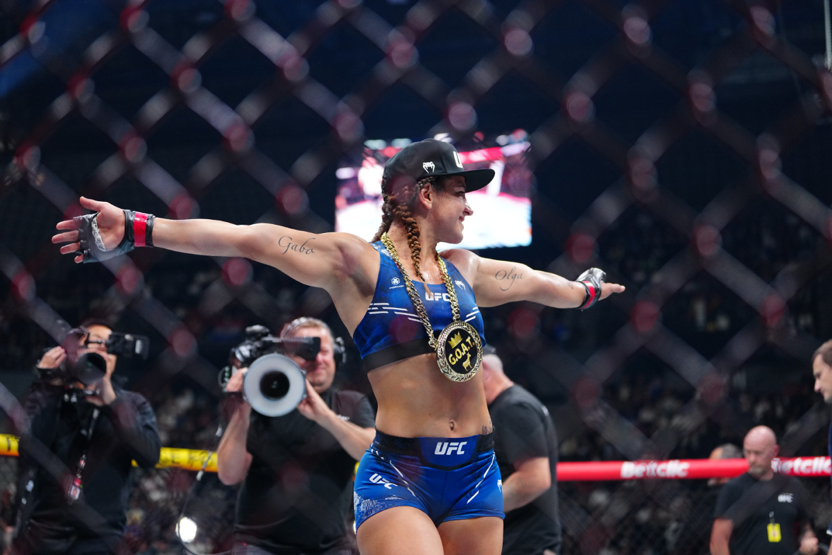 Ailin Perez comemora sua vitória no UFC Paris.