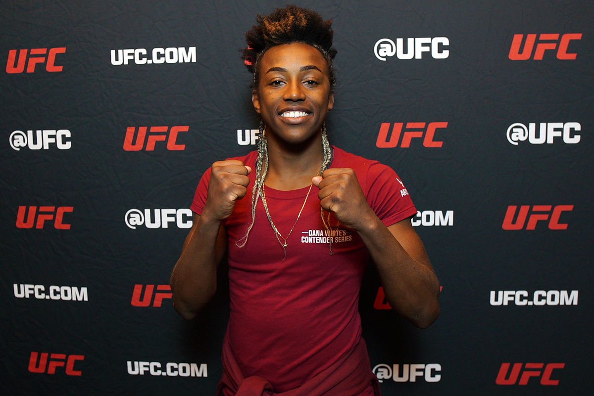 Alexia Burguesinha posa para fotos após ser contratada pelo UFC via Contender Series