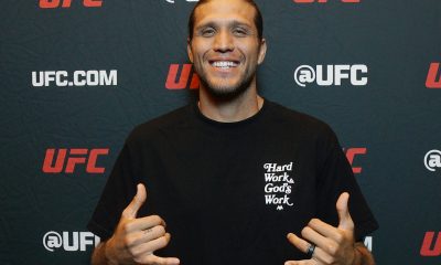 Brian Ortega sorri e posa para foto antes de entrevista no Noche UFC