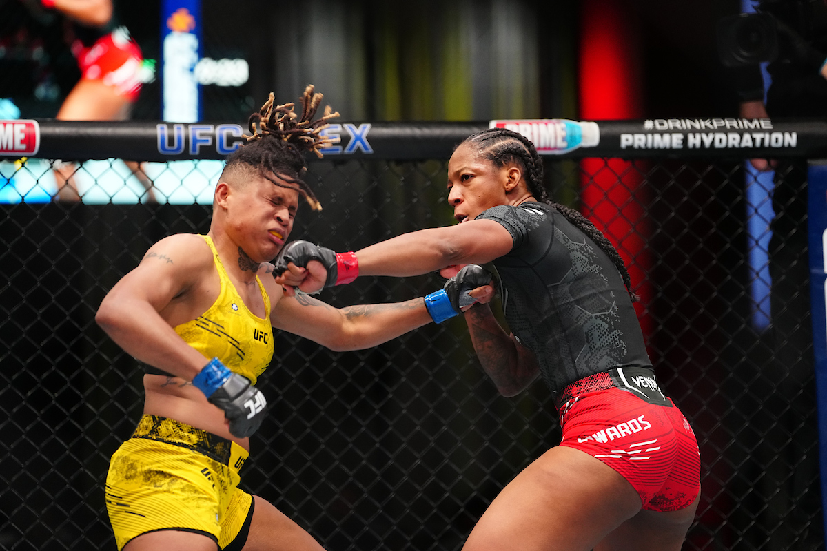 Tamires Vidal (à esquerda) foi derrotada por Joselyne Edwards no UFC Vegas 99.